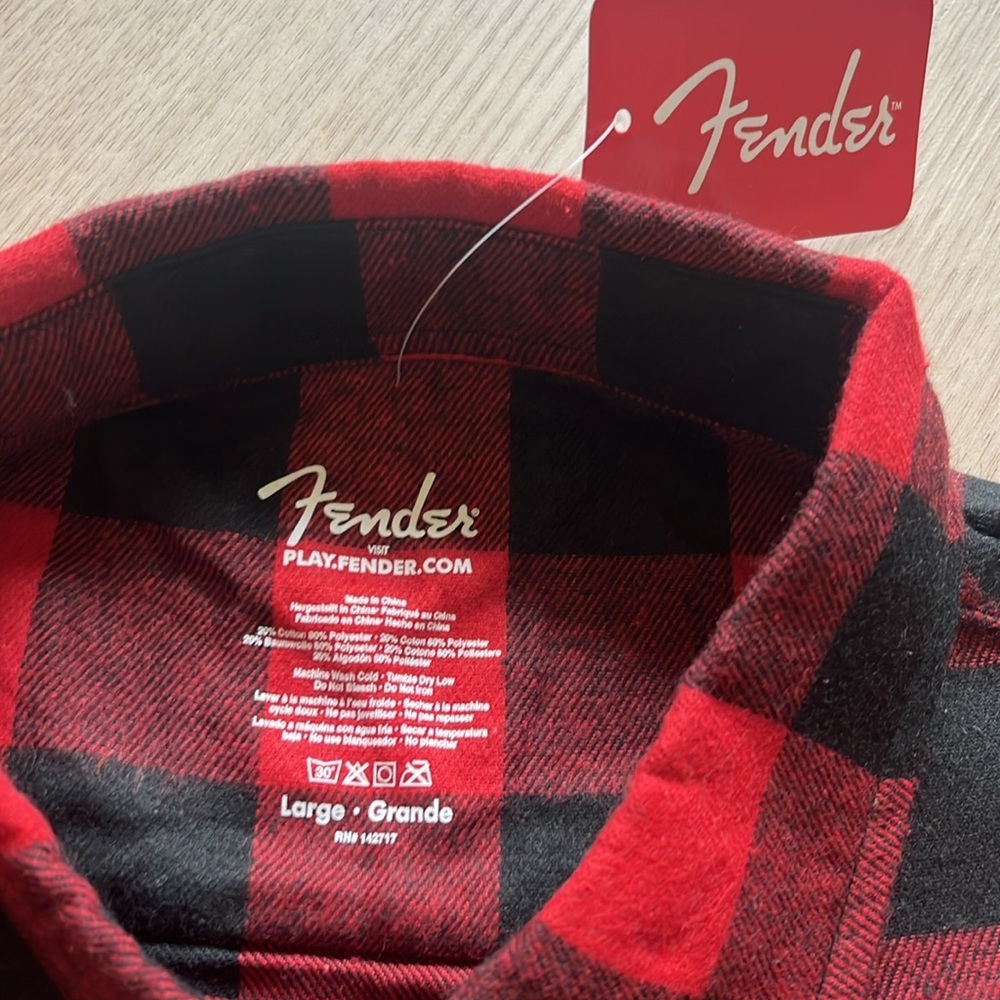 NWT Fender Red Black Flannel Long Sleeve Button-Up Shirt Size L Guitar Shacket - Picture 3 of 5
